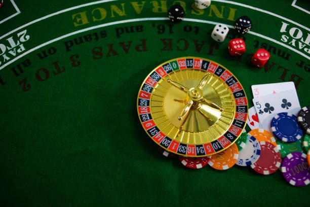 Antarmuka Match Winner banteng 96 dengan panel sportsbook di samping meja blackjack langsung